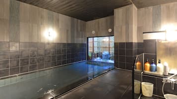 Nhà tắm công cộng