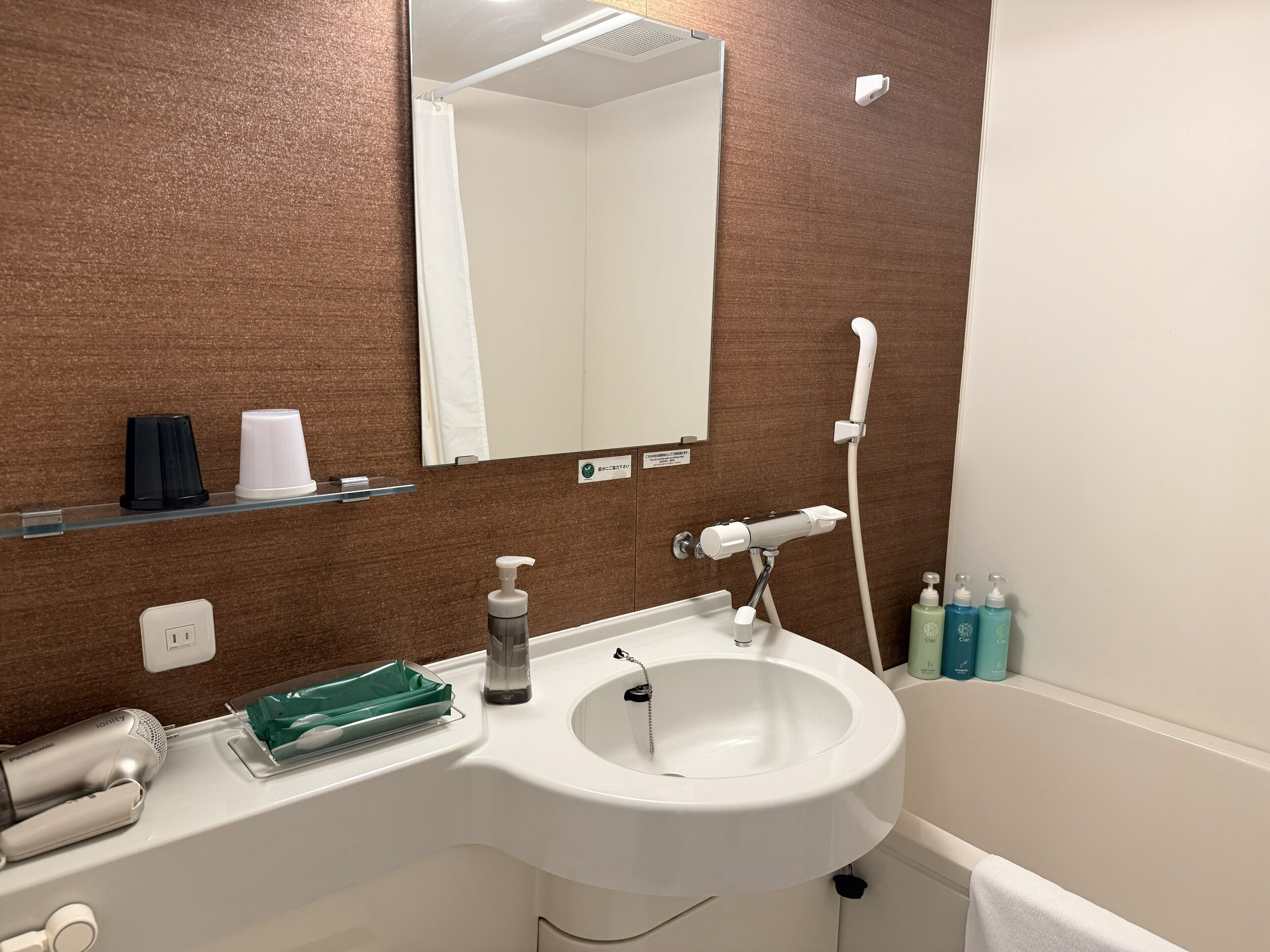 Tina con regadera, amenidades de baño gratuitas, secadora de cabello 