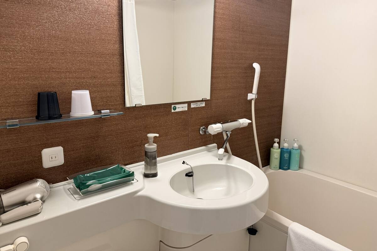 Tina con regadera, amenidades de baño gratuitas, secadora de cabello