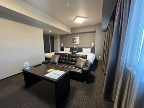 Kahden hengen deluxe-huone (kaksi sänkyä), tupakointi kielletty | Työpöytä, ilmainen Wi-Fi, vuodevaatteet