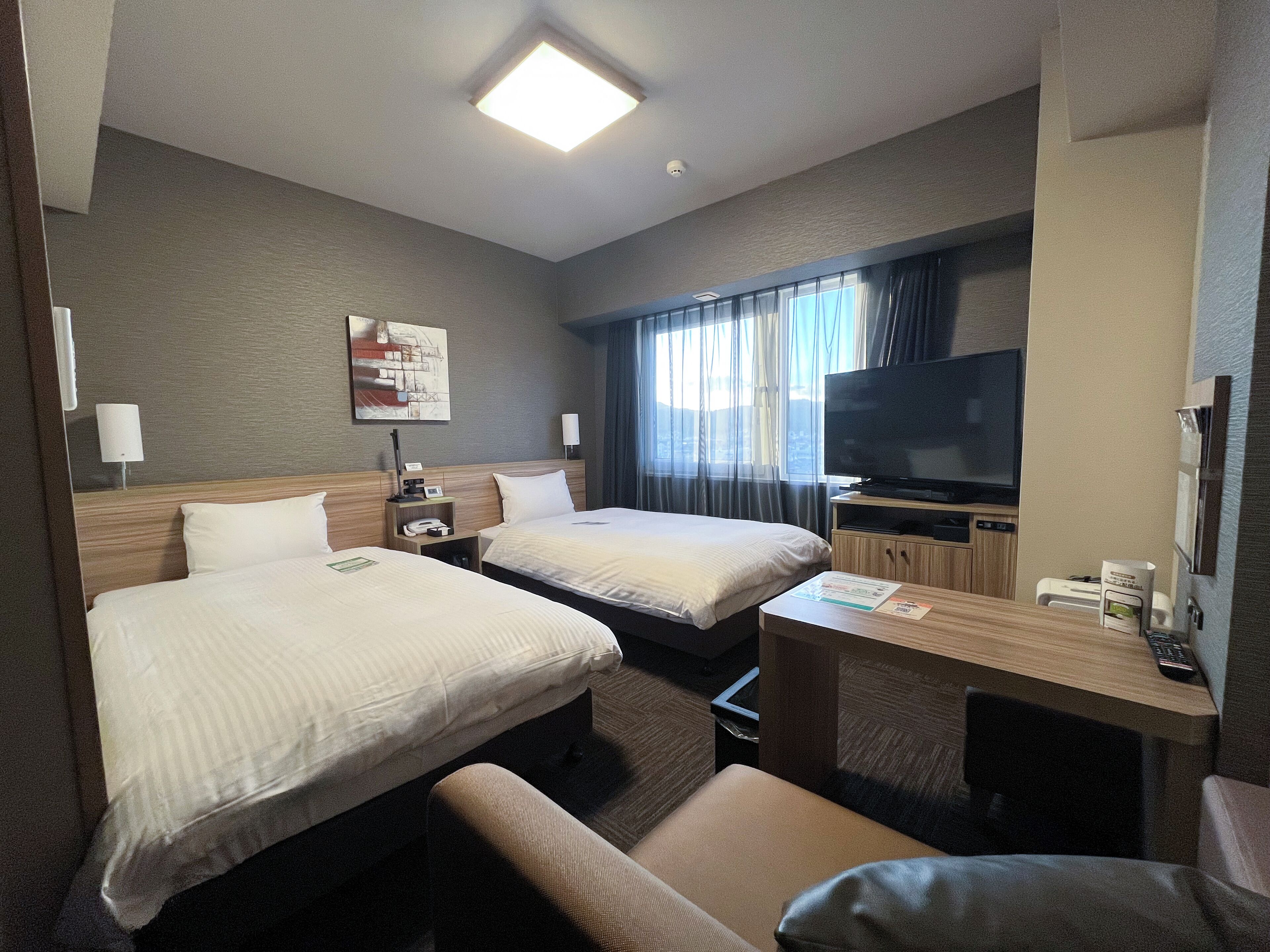 办公桌、免费 WiFi、床单