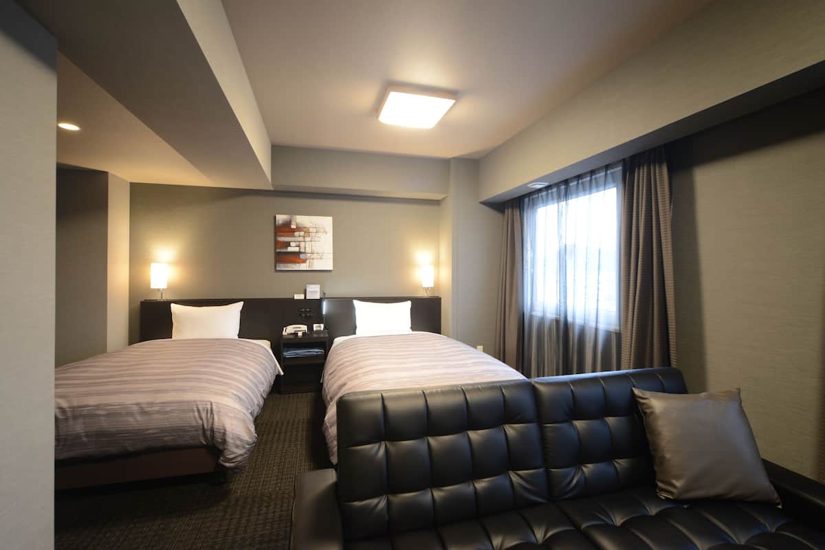 deluxe twin room, non smoking | 1 bedroom, desk, free wifi, bed sheets