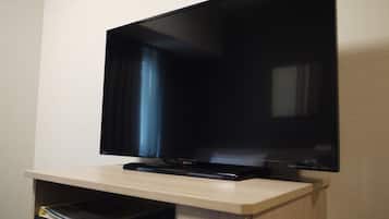 Un televisor de pantalla plana montado en un mueble de madera con reproductor de DVD integrado.