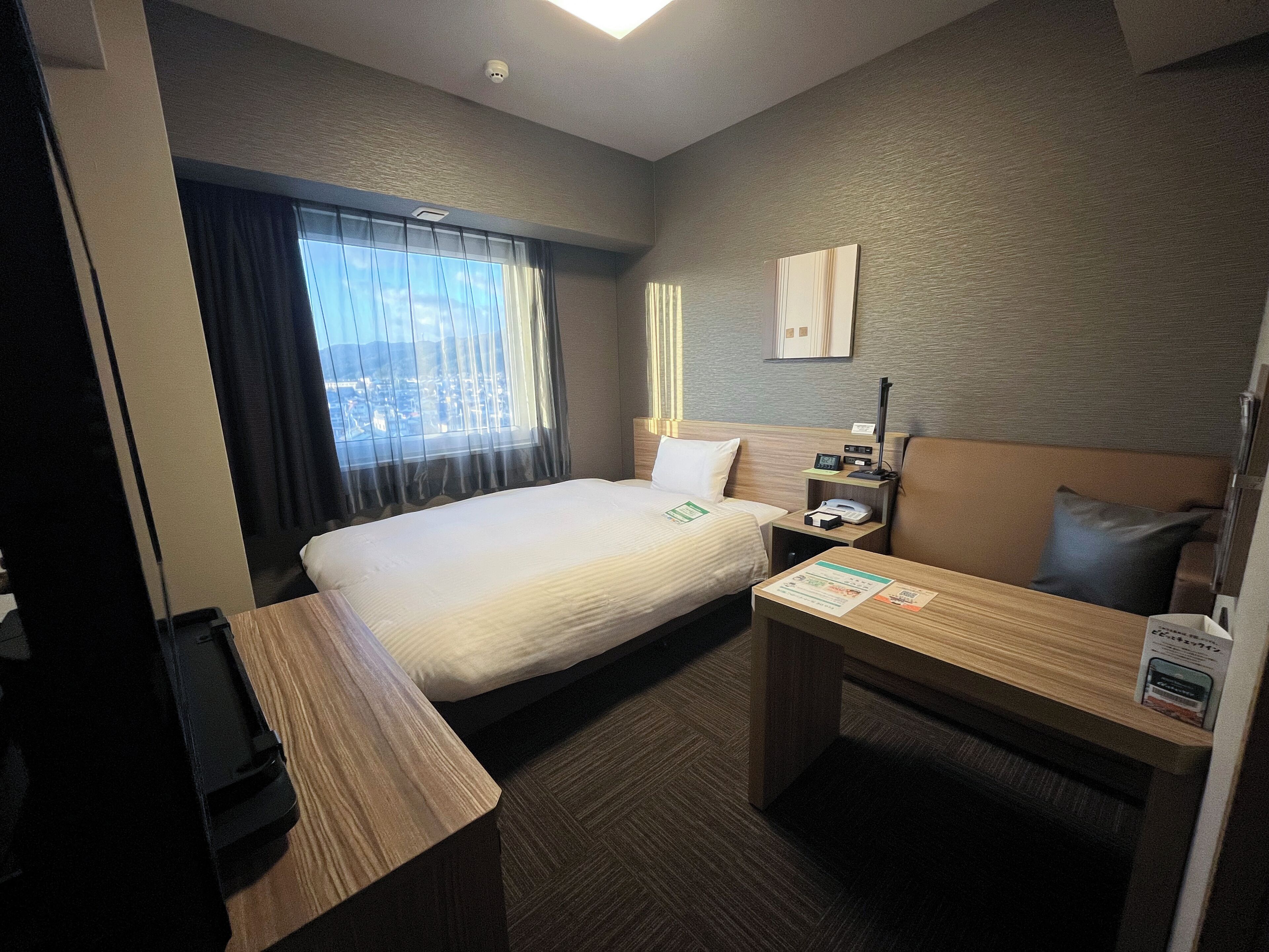 办公桌、免费 WiFi、床单