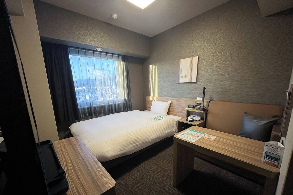 Desk, free WiFi, bed sheets