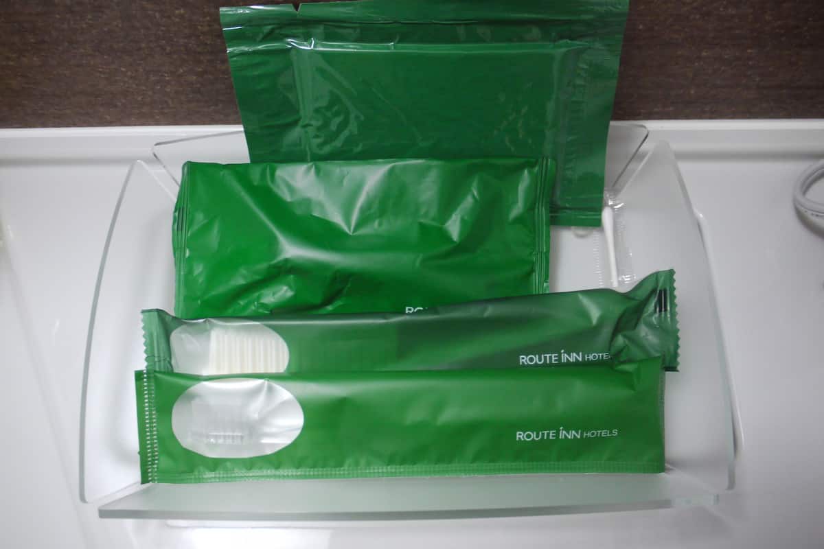 combined shower/bathtub, free toiletries, hair dryer, slippers