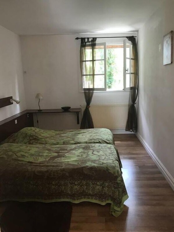 ห้องทวิน | โต๊ะทำงาน, ห้องเก็บเสียง, เปล/เตียงเด็กอ่อน (ฟรี), เตียงเสริม/เปล