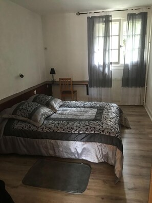 โต๊ะทำงาน, ห้องเก็บเสียง, เปล/เตียงเด็กอ่อน (ฟรี), เตียงเสริม/เปล