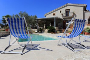 Seasonal outdoor pool, pool umbrellas, pool loungers - Eremo delle Grazie (Ispica)