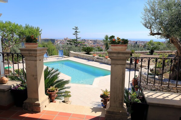 Seasonal outdoor pool, pool umbrellas, pool loungers - Eremo delle Grazie (Ispica)