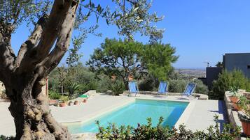 Außenpool (je nach Saison geöffnet), Sonnenschirme, Liegestühle