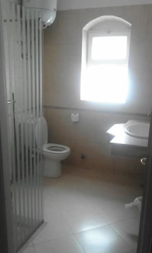 Dúplex, 2 habitaciones, vistas a la ciudad | Baño | Secador de pelo y toallas