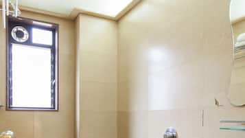 Standard Double Room | Bathroom | Shower, free toiletries, towels