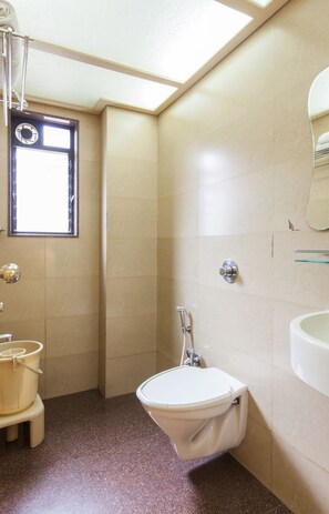 Standard Double Room | Bathroom | Shower, free toiletries, towels - Hotel Linkway (Mumbai)