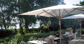 Outdoor dining - Seehotel am Neuklostersee (Zurow)