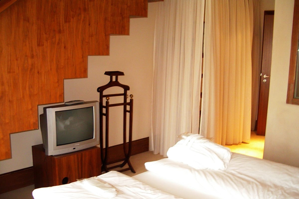 Escritorio, wifi gratis y ropa de cama 