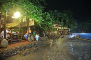 Una piscina al aire libre