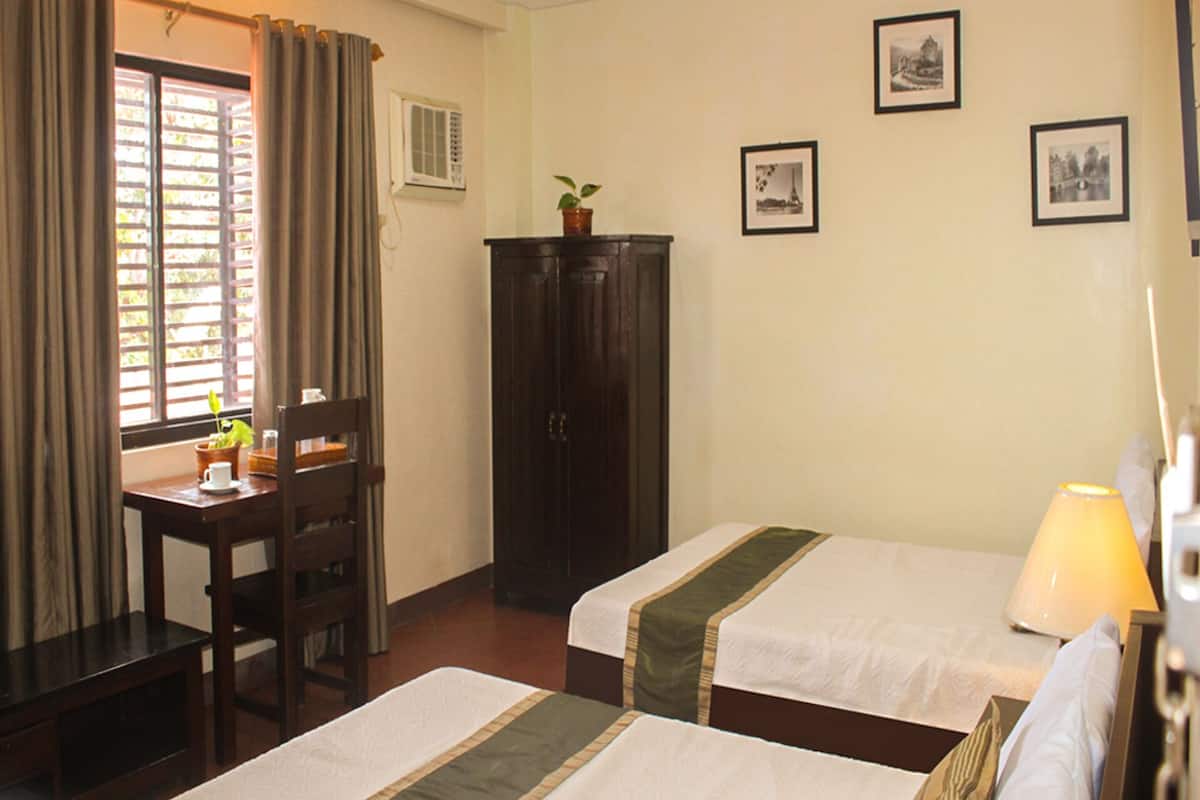 Deluxe Double Room | Living area | LCD TV