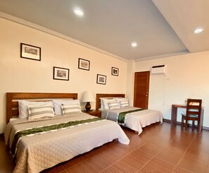 Premier-Zimmer, 2 Queen-Betten | Bügeleisen/Bügelbrett, kostenloses WLAN, Bettwäsche, Rollstuhlgeeignet