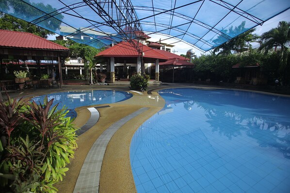 Una piscina al aire libre