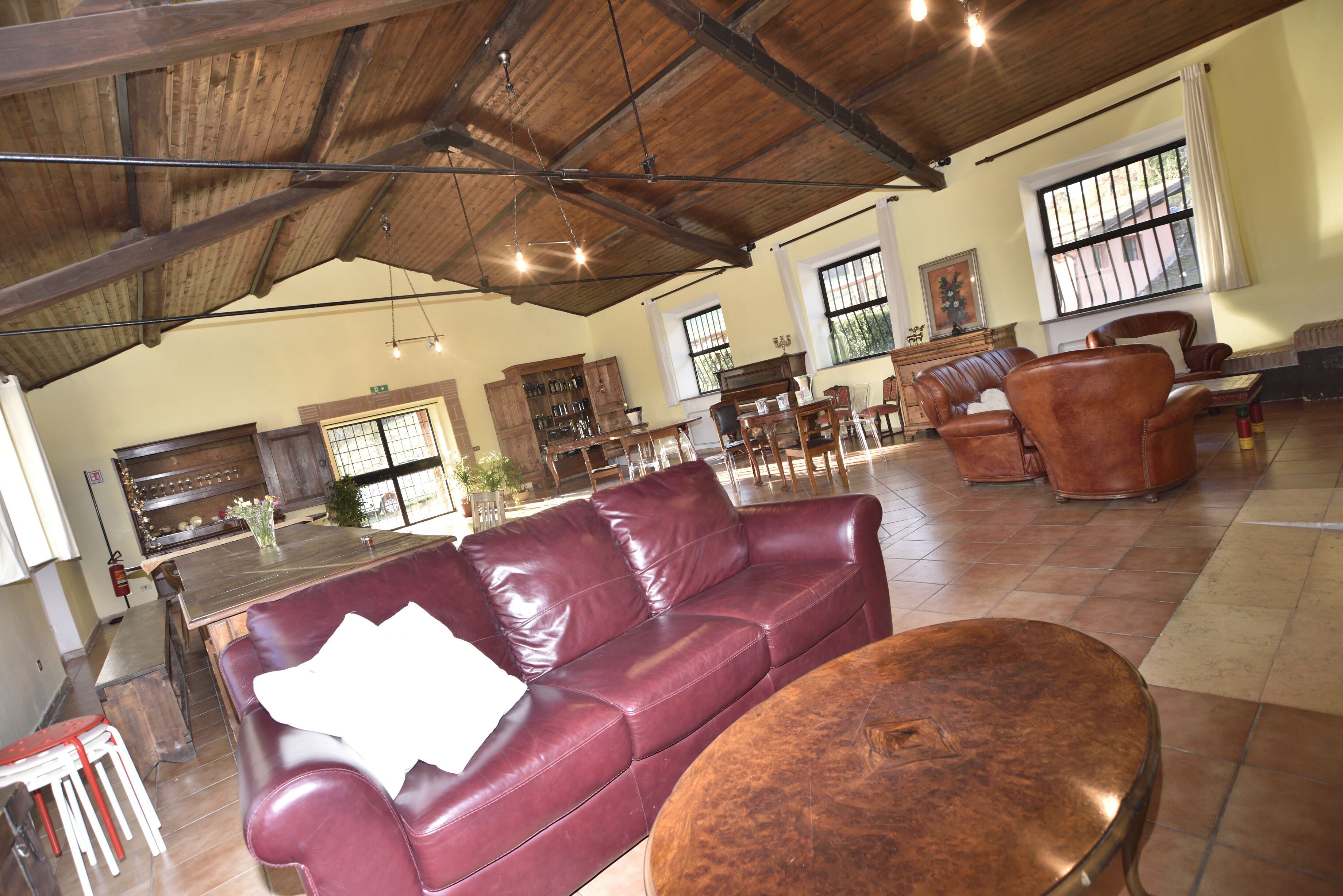 TV, caminetto, libri