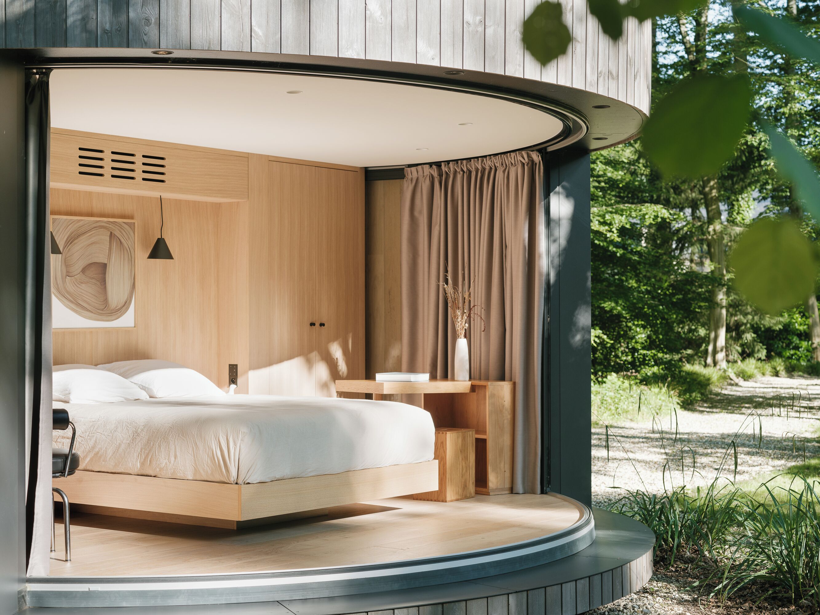 Phòng đôi Deluxe | Minibar, két bảo mật tại phòng, trang trí khác biệt 