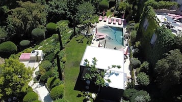 Piscine extérieure (ouverte en saison), parasols de plage
