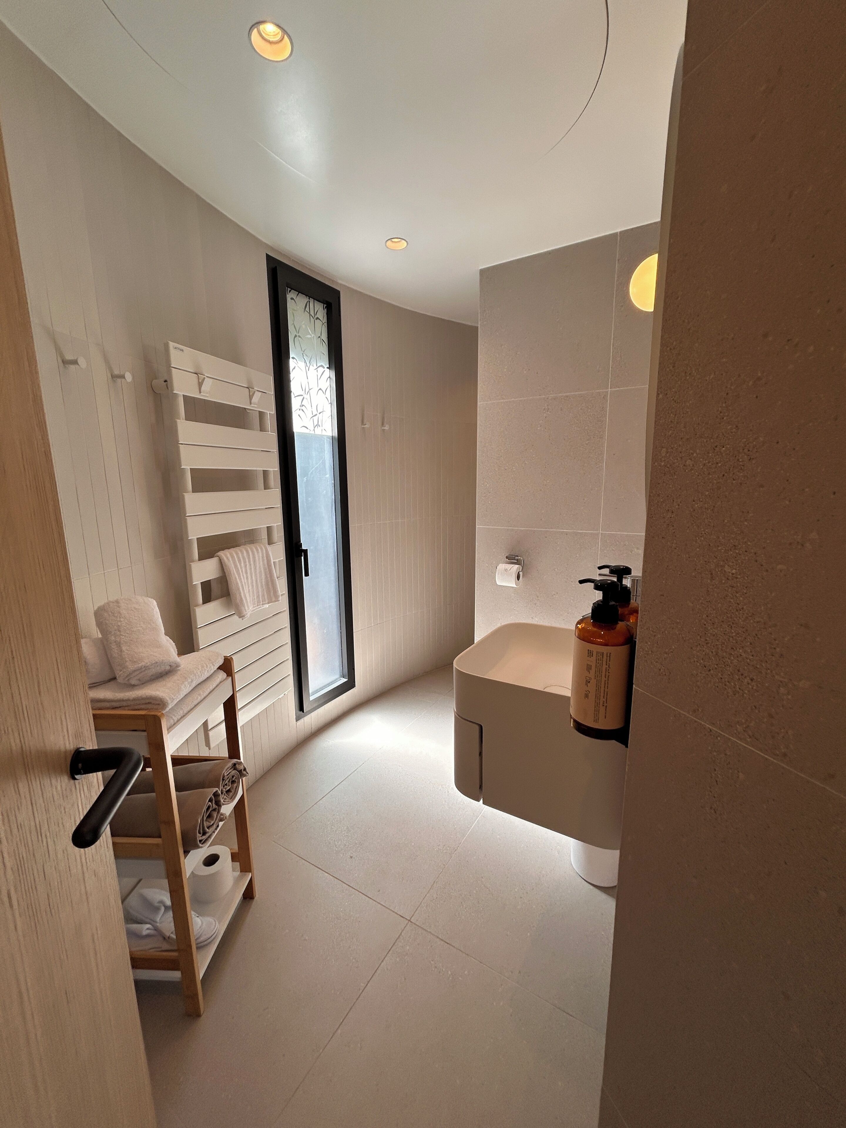 Suite Deluxe | Bagno | Doccia, set di cortesia gratuito, asciugacapelli, accappatoio