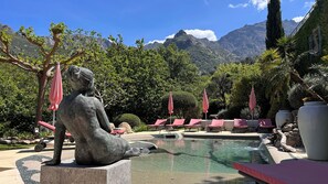 Piscina externa sazonal, funciona das 8h às 20h, guarda-sóis