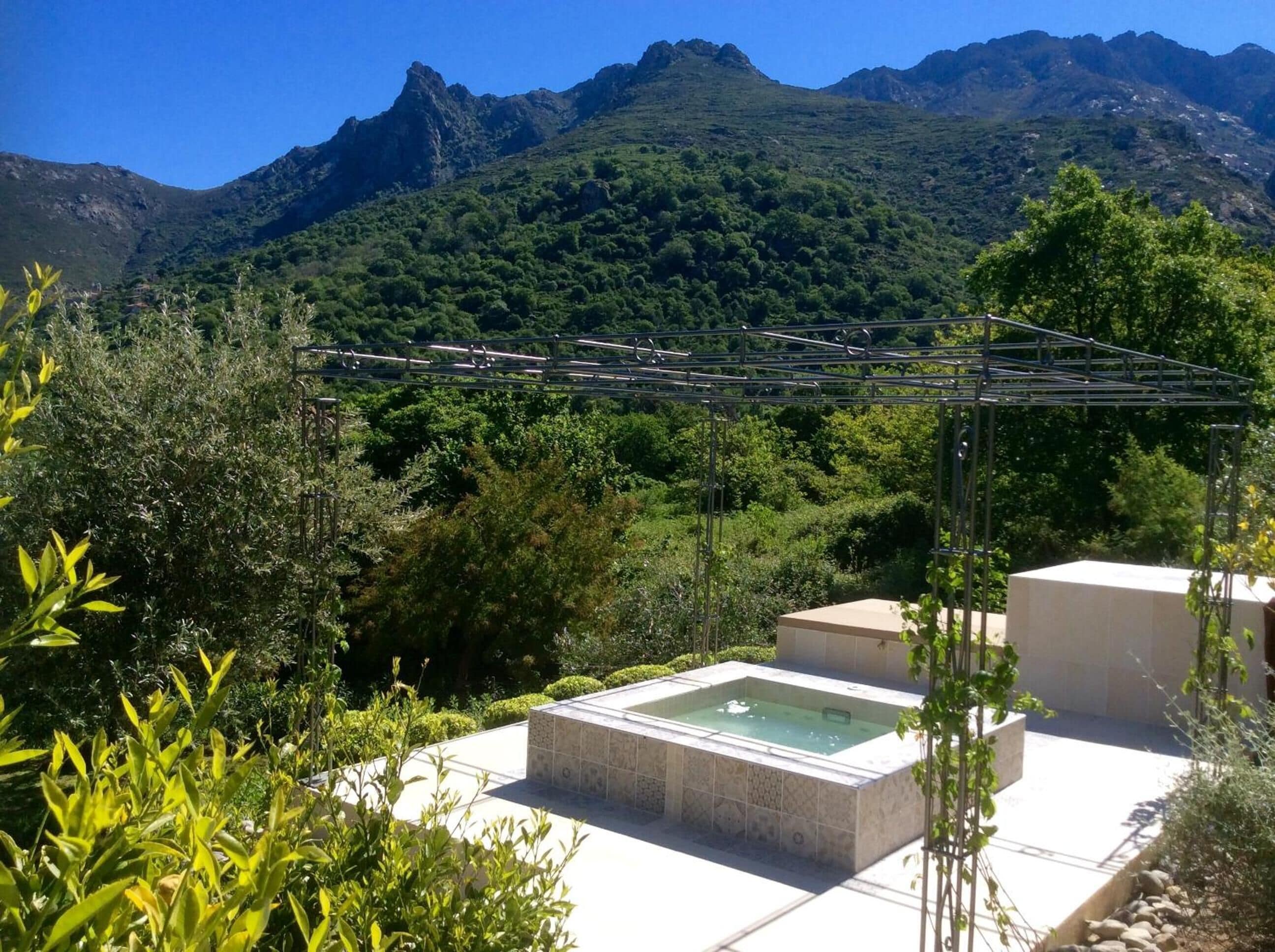 Una piscina al aire libre de temporada, sombrillas