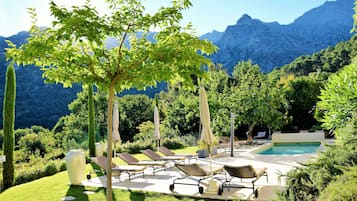 Piscine extérieure (ouverte en saison), parasols de plage