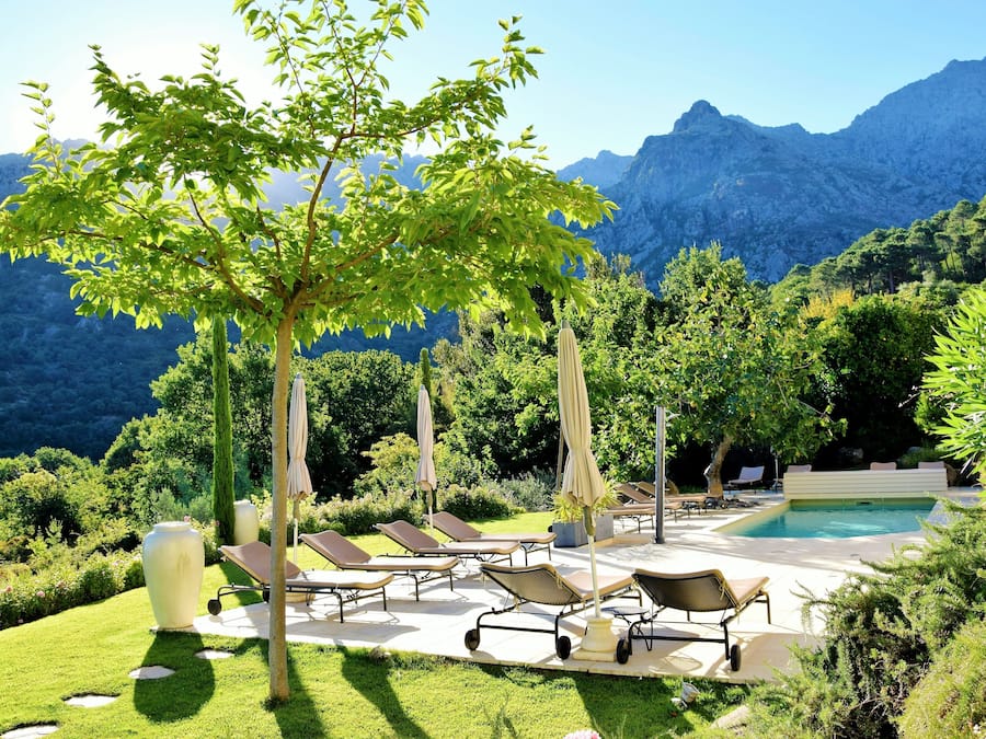 Piscina a l'aire lliure de temporada (horari: 08:00-20:00) i para-sols