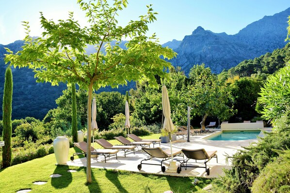 Seasonal outdoor pool, open 8:00 AM to 8:00 PM, pool umbrellas - Hôtel Cas'Anna Lidia (Feliceto)