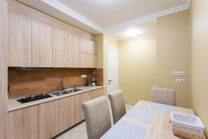 Kühlschrank, Mikrowelle, Ofen, Geschirrspüler