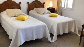 Minibar, decoración personalizada, muebles diferentes y escritorio