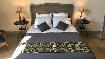 Een minibar, individueel gedecoreerd, individueel gemeubileerd