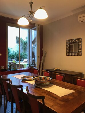 Tägliches inbegriffenes kontinentales Frühstück