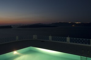 Outdoor pool - BLU ROOMS (Santorini)