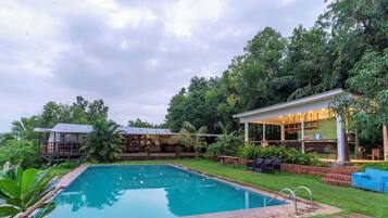 Una piscina al aire libre