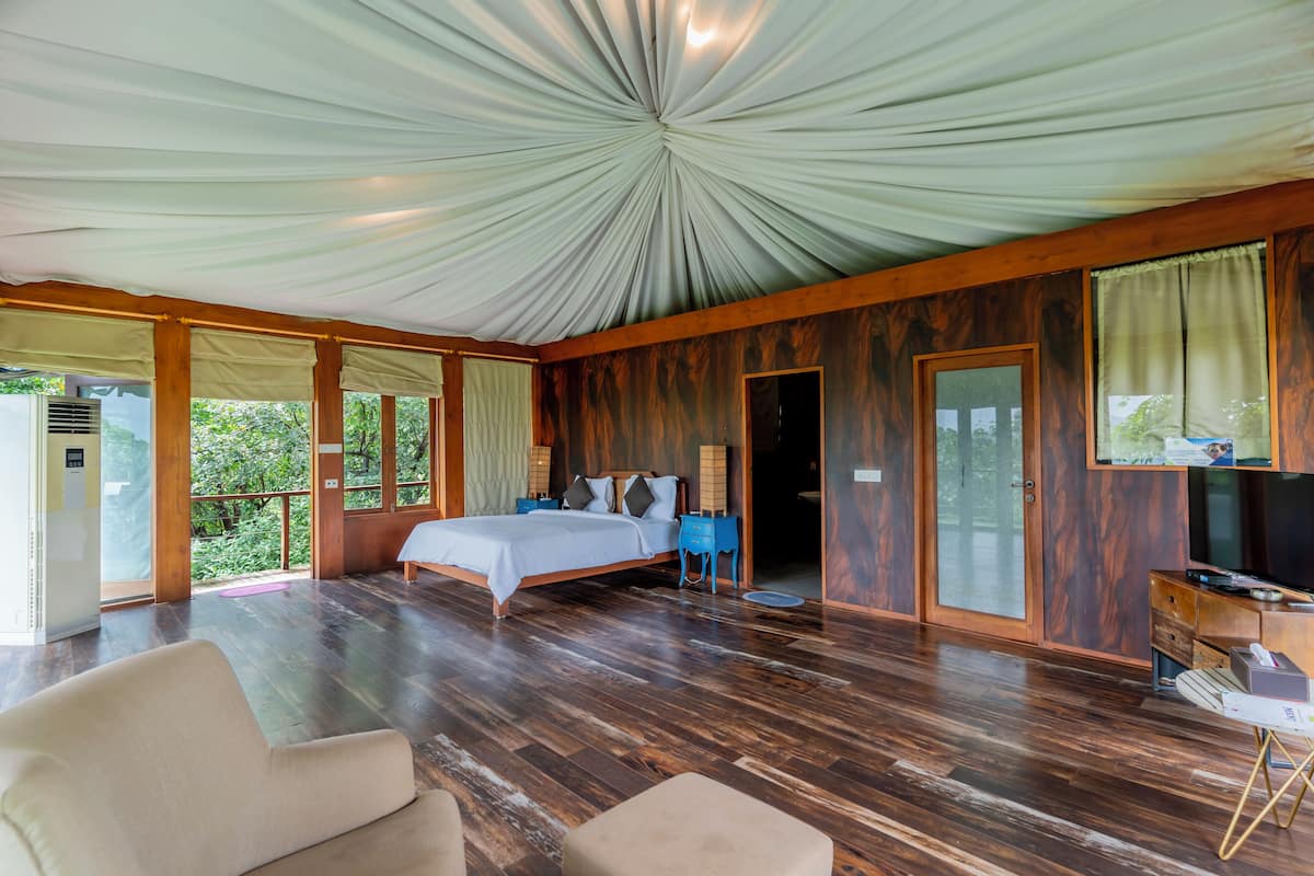 Luxury Tree House | In-room safe, individually decorated, individually furnished