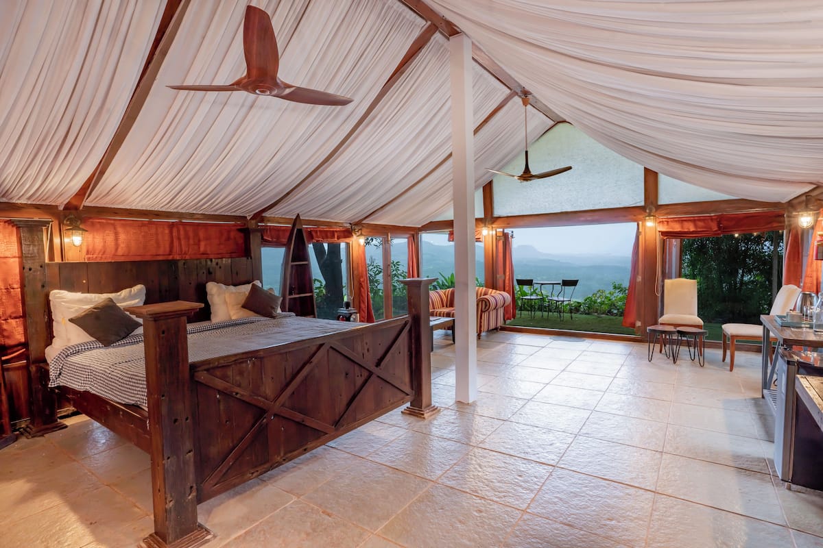 Traditional Studio | In-room safe, individually decorated, individually furnished