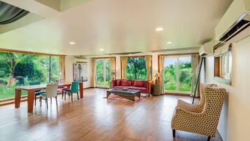 Caja de seguridad en la habitación y decoración personalizada