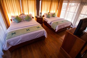 Kamar Keluarga | Seprai premium, minibar, brankas, dan meja kerja