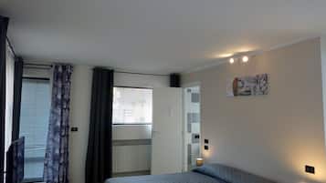 Habitación clásica con 1 cama matrimonial o 2 individuales | Escritorio, cortinas blackout, wifi gratis y ropa de cama