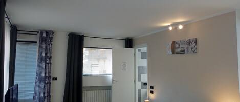 Classic dubbelrum eller tvåbäddsrum | Skrivbord, mörkläggningsgardiner, gratis wi-fi och sängkläder