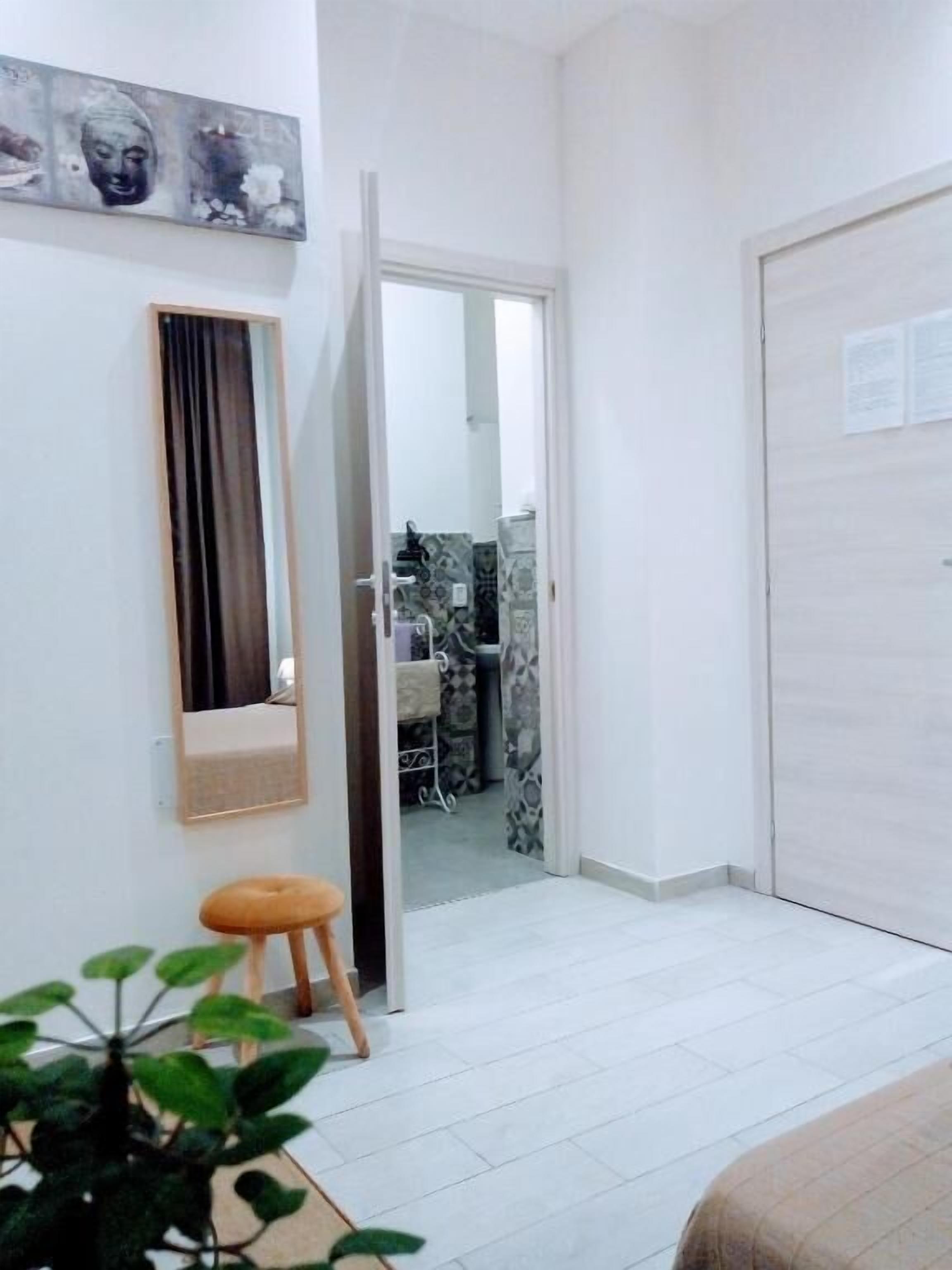 Bureau, rideaux occultants, Wi-Fi gratuit, draps fournis