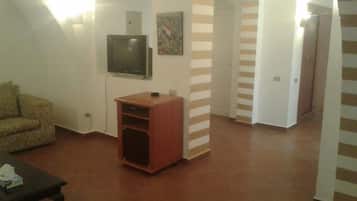 Apartemen, 1 kamar tidur | Ruang keluarga | TV
