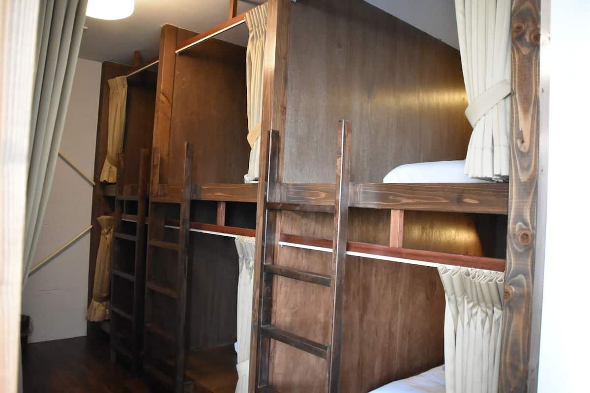 Dormitorio condiviso, dormitorio misto | Una cassaforte in camera, Wi-Fi gratuito, lenzuola