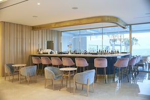 Bar (trong khuôn viên)