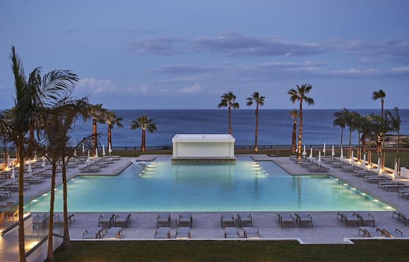 Alberca techada, 2 albercas al aire libre y camastros